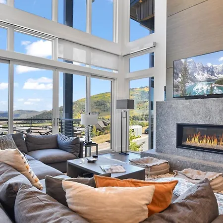 Modern Home With Three Balconies, Mountain Views, And Outdoor Swimming Pool. Walk To Hiking Trails